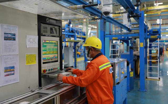 抢工期抢市场 富通光通信全产业链生产基地春节赶工忙